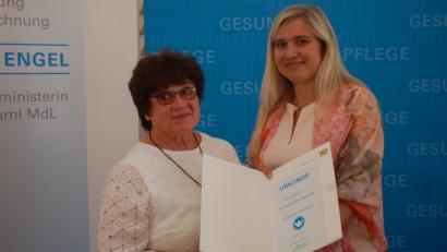 Bild: gib
Gesundheitsministerin Melanie Huml dankt Rita Reiter mit der Urkunde „Weißer Engel“ für das ehrenamtliche Engagement.