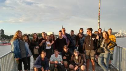 Bild: exb
Die Abschlussschüler zusammen mit Klassenlehrerin Nadine Meiler (vorne rechts) und Fachlehrer Leonhard Fütterer (hinten, Mitte).
