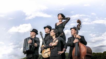 Bild: Foaie Verde/exb
Die fünf Vollblutmusiker von „Foaie Verde“ aus vier verschiedenen europäischen Ländern begeistern bei den Wurzer Sommerkonzerten mit feuriger Musik der Roma und der Länder Südosteuropas auf höchstem musikalischem Niveau.