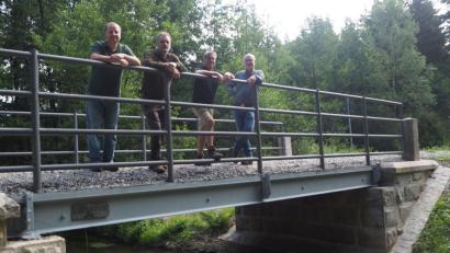 Bild: gz
Zur Besichtigung des fertigen Bauwerks treffen sich vom Forstbetrieb Flossenbürg stellvertretender Betriebsleiter Ingo Greim, Bürgermeister Reiner Gäbl, Forstrevierleiter Rudolf Stadler und Servicestellenleiter Thomas Parton (von rechts).