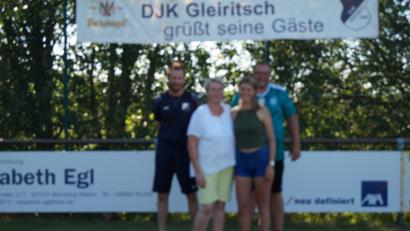 Bild: sgs
Jürgen König (links) und Martin Höreth von der DJK zusammen mit den beiden neuen Übungsleiterinnen Silvia Höreth (Zweite von links) und Larissa König.