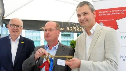 Bild: Stephan Huber
Architekt Alfred Lanzinger (von rechts) übergibt den symbolischen Schlüssel an die beiden Oberärzte Willy Müller und Franz Hench.