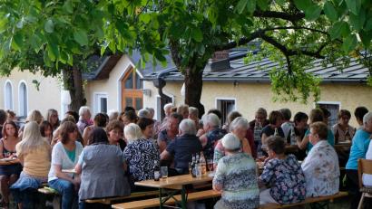Bild: le
Im schattigen Kirchhof der katholischen Pfarrgemeinde lässt es sich gut aushalten. Beide Frauengemeinschaften des katholischen und evangelischen Frauenbunds feiern Sommerfest.