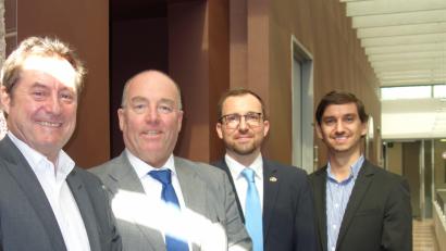 Bild: exb
Grammer-Solar-Chef Siegfried Schröpf (links) bei einer Einladung beim deutschen Botschafter in Chile, Rolf Schulze (daneben).