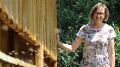 Bild: Gerhard Götz
„Sie fliegen wie wild. Es sind nicht viele da. Das bedeutet, sie finden draußen noch etwas, vielleicht Linden oder Sträucher im Wald“, erklärt Johanna Baumann an der Einflugschneise zu den Bienenstöcken.