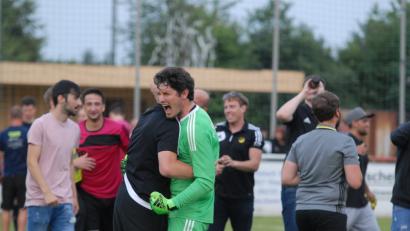 Bild: Gebert, Rudolf
Alexander Schirmer freut sich nach dem entscheidenden Sieg in der Relegation. Beim Start in die neue Bezirksliga-Saison ist der Torwart des FC Tirschenreuth aber nicht dabei.