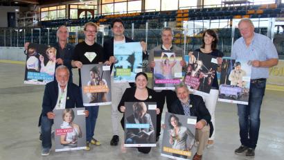 Bild: Holger Stiegler
Nicht aufs Glatteis wollen die LTO-Verantwortlichen ihre Theaterbesucher führen. Für die Präsentation der neuen Spielzeit wählen sie diesmal das Weidener Eisstadion: (von links knieend) Bernd Hofmann (2. Vorsitzender des Fördervereins „Freunde des LTO“), Anna Kunz (Presse und Öffentlichkeitsarbeit), und Wolfgang Meidenbauer (LTO-Geschäftsführer) und (von links stehend): Heiner Reber (Vorsitzender des Fördervereins), Julian Struck (Schauspieler und Theaterpädagoge), Till Rickelt (künstlerischer Leiter), Andreas Wutzlhofer (Bürgermeister der Stadt Vohenstrauß) sowie Christine Melischko und Johann Riedl (Geschäftsführung der Stadtwerke Weiden).