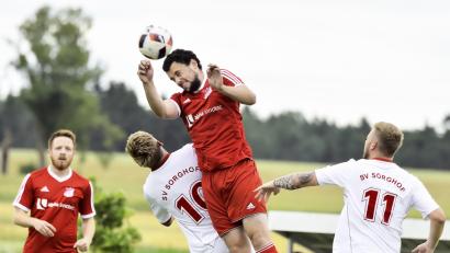 Bild: Hubert Ziegler
Die Vorbereitung verlief beim SV Inter Bergsteig Amberg (rote Trikots) nicht optimal.