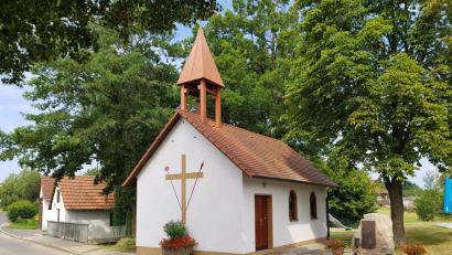 Bild: rha
Seit 50 Jahren bildet die Dorfkapelle den Mittelpunkt der Ortschaft Ebersbach bei Vilseck. Dies wird mit einem Festgottesdienst und einem Dorffest am Sonntag, 29. Juli, gefeiert.
