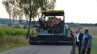 Bild: dob
Die Straßenbauarbeiter sind fertig, jedoch darf die Gemeindeverbindungsstraße von Erpetshof nach Zeßmannsrieth noch nicht befahren werden. Sofort würden sich Spuren der schweren landwirtschaftlichen Maschinen abzeichnen. Die Hitze ist daran schuld.