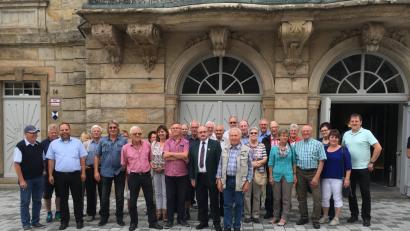 Bild: gma
Die Reisegruppe stellt sich zur Erinnerung an diese Ausflugsfahrt vor das Bayreuther Opernhaus.