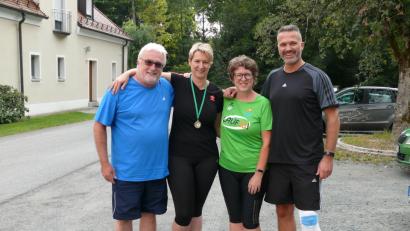 Bild: abu
Wolfgang Haberberger (von links), Sandra Mandanici, Christine Kneißl und Matthias Mägerl sind stolz auf ihre Leistung und begeistert von der Abschlussveranstaltung der Lauf10-Aktion in Wolnzach.