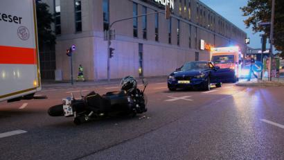 Bild: Auer, Alexander
Biker kollidiert am Freitagabend in Regensburg mit Autofahrer.
