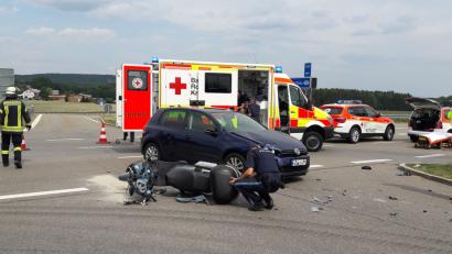 Bild: dob
Beim Überqueren der Kreisstraße 37 Richtung Böhmischbruck übersieht ein Golf-Fahrer einen Motorrollerfahrer. Die Fahrzeuge prallen heftig aufeinander.