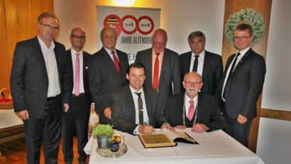 Bild: ral
Wie alle Mitfeiernden trugen sich auch die Ehrengäste zur Erinnerung an diesen Abend in das Goldene Buch der Gemeinde ein.