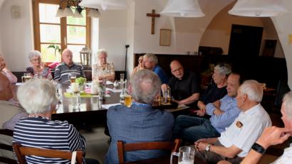 Bild: le
Der „Freundeskreis Plankenhammer“ hat weiter viel zur Förderung des Fremdenverkehrs und der Heimatarbeit vor. Vorstand Norbert Kresta (sitzend, Fünfter von rechts) freut sich besonders darüber.