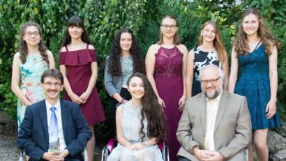 Bild: Peter Ringeisen
Sie sind die besten Absolventinnen der Decker-Realschule (hinten von links) Evi Stepper, Laura Fella, Jessica Gerber, Linda Schwendner, Nina Hefner und Katrin Purschke sowie Lisa Singer (vorne). Schulleiter Günter Jehl (vorne links) und Realschulkonrektor Richard Reber gratulieren.