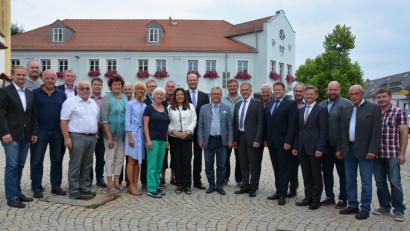 Bild: jr
Stark vertreten waren der Mitterteicher Stadtrat und der Wiesauer Marktrat bei der Festsitzung im Mitterteicher Rathaus. Beide Kommunen wollen jetzt als Mittelzentrum noch enger zusammenarbeiten. Die Arbeit von 25 Jahren wurde mit dem neuen Mittelzentrum gekrönt. Darüber freute sich auch Bayerns Finanz- und Heimatminister Albert Füracker (11. von rechts).