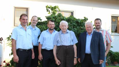 Bild: ema
Die Feuerwehr Unteraich gratulierte dem Jubilar Sebastian Hofstetter (Dritter von rechts) zum Geburtstag. Auch Bürgermeister Johann Wilhelm (vorne rechts) überbrachte seine Glückwünsche im Namen der Gemeinde.