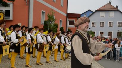 Bild: bey
Helmut Bamler verkündet die Regeln zum Ablauf des Festzuges mit der Reihenfolge der Gruppen.