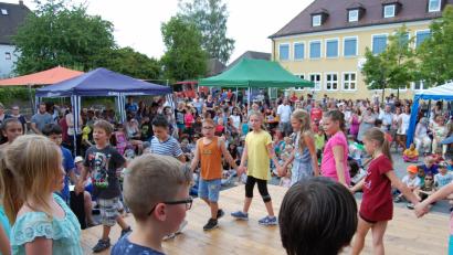 Bild: Schmola, Werner
Musik-, Gesangs- und Tanzeinlage der Kinder standen im Mittelpunkt des Schulfestes der Grundschule. Bilder: sm