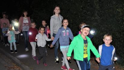 Bild: rgr
Die Spielmannszug-Zwerge bei der Nachtwanderung auf der Suche nach einem Schatz.