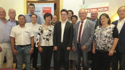 Bild: Hirsch
Den neuen SPD-Kreisvorstand bilden (von links) Ludwig Blüml, Franz Brunner, Paul Bässler, Sebastian Bösl, Regina Ittner, Ulrike Roidl, Marco Prause, Peter Wein, Matthias Schaller, Karin Frankerl und Harald Bemmerl. Mit im Bild sind Bezirksvorsitzender Franz Schindler, Unterbezirksvorsitzende Marianne Schieder und Bezirksrat Volker Liedtke (von rechts).