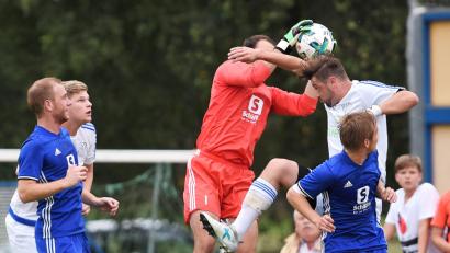 Bild: btg
Tobias Schoberth (Mitte) hatte alles im Griff. Die Schirmitzer Angriffsbemühungen endeten immer spätestens beim Raigeringer Schlussmann.