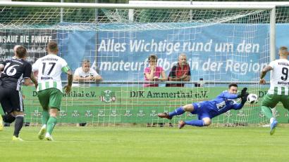 Bild: Hubert Ziegler
Der Eltersdorfer Mittelstürmer Bastian Herzner (rechts) scheitert mit einem Foulelfmeter am Ammerthaler Torhüter Christopher Sommerer. SC-Kapitän Tobias Herzner (Zweiter von links) und der Ammerthaler Sebastian Zecho (links) sind Beobachter der Szene.