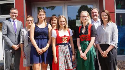 Bild: weu
Schulleiter Marko Renner (links) und Oberstudiendirektor Ralf Bormann gratulierten zusammen mit Bildungsberaterin Mathilde Schießlbauer (Zweite von links) und Prüfungsvorsitzender Christine Wutz (Vierte von links) den erfolgreichen Absolventen.