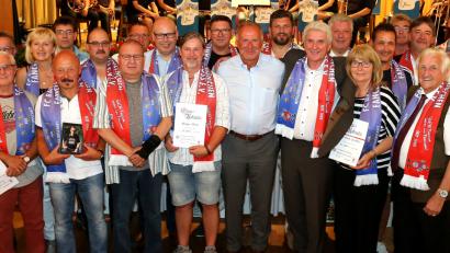Bild: mef
Gerhard Stadler (vorne, Vierter von rechts), Vorsitzender des FC-Bayern-Fans-Clubs, freut sich zusammen mit Ehefrau Marianne über den Besuch von Karl-Heinz Rummenigge. Seit 30 Jahren besteht der Flosser Verein. Die Mitglieder der ersten Stunden bekommen Urkunden.