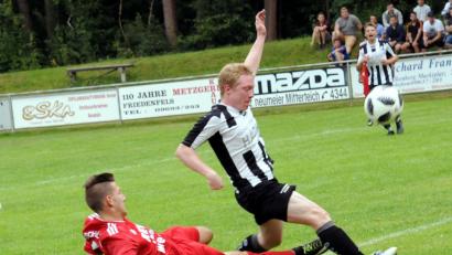 Bild: HEH
Kreisklassen-Aufsteiger SV Schönhaid (links Fabian Höfer) ist mit einem 6:1-Erfolg gegen den TSV Friedenfels (rechts Jonas Henze) in die Saison gestartet.