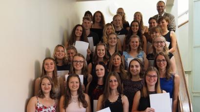 Bild: Bühner
Man muss einige Zeit suchen, um außer dem Schulleiter Karlheinz Binner (ganz oben rechts) noch den einen männlichen Absolventen der Kinderpflegeausbildung zu finden.