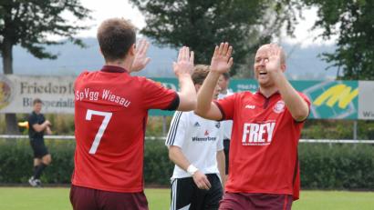 Bild: Gebert, Rudolf
Zu früh gefreut: Lars Saller (links) und Peter Trottmann jubeln nach dem 1:0. Kurz vor der Pause führte die SpVgg Wiesau gegen den SV Steinmühle sogar mit 3:0, doch die Gäste glichen noch zum 3:3 aus.