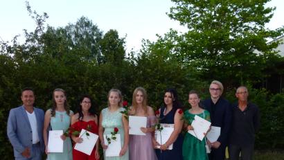 Bild: kal
Schulabschussfeier an der Mittelschule Kümmersbruck mit (von links) Lehrer Markus Gleißner, Sophia Scheuerer ( 9 G), Chantal Glaser, Nadine Scharf, Alina Dechant ( M 10 G) Katharina Müller ( M 10a), Paula Hellerl ( M 10 G), Bastian Geisler- der Jahrgangsbeste ( M 10a ) und Lehrer Michael Kirsch ( M 10 G). Es fehlt der Klassenleiter der M 10 a, Studienrat Rainer Kaleschke.
