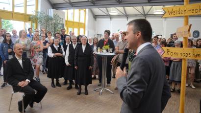 Bild: Kunz
Stehempfang mit Sitzgelegenheit. Die Pfarrei St. Josef verabschiedet ihren Kaplan. Dr. Thomas Hösl. Bild: Kunz