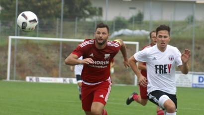 Bild: Eberhard Viehauser
Kapitän Stefan Prey (links) und die SpVgg Pfreimd schnupperten in Cham am ersten Landesliga-Punkt, mussten sich aber knapp mit 0:1 geschlagen geben.