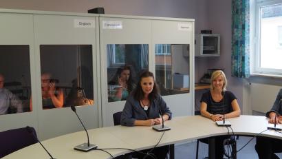 Bild: Bühner
Lehrkräfte der Fremdsprachenschulen, darunter Studiendirektorin Brigitte Ross (vordere Reihe, links), demonstrieren anschaulich die Arbeit von Dolmetschern