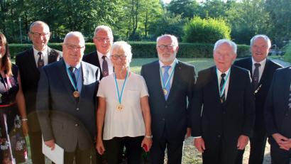 Bild: stg
Neue Träger der Eschenbacher Bürgermedaille sind: Franz Dilling (Dritter von links), Hannelore Ott (Mitte), Karlheinz Keck (Vierter von rechts) und Peter Hübl (Dritter von rechts). Zur Auszeichnung gratulieren (von rechts) Stadtverbandsvorsitzender Dieter Kies, Bürgermeister Peter Lehr, dritter Bürgermeister Klaus Lehl, zweiter Bürgermeister Karl Lorenz und VG-Geschäftsführerin Heike Biersack.