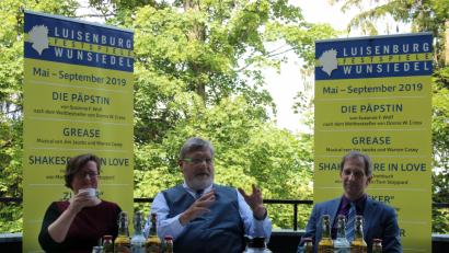 Bild: Holger Stiegler
In entspannter Atmosphäre stellen (von links) Birgit Simmler (künstlerische Leiterin), Bürgermeister Karl-Willi Beck und Harald Benz (Verwaltungsleiter) das Luisenburg-Programm der Spielzeit 2019 vor.