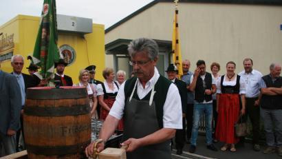 Bild: wro
Zwei gezielte Hammerschläge sollten reichen, danach verkündete Bürgermeister Wolfgang Braun: „O’zapft is‘!“