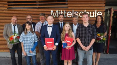 Bild: stn
Schulleiter Günther Paul hinten links, daneben polisiche Vertreter, rechts = Klassenlehrerin Katharina Achtert,
 vorne von links: Toni Koller (1,8), Lukas Fischer (1,6), Dorothea Bernklau und Wolfgang Stahl ( 2,2)
