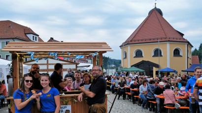 Bild: twi
Die "Fahr-Bar" des Kirwavereins pendelte zwischen Marktplatz und Bachgasse.