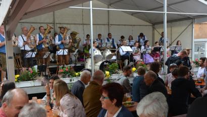Bild: jr
Die Blaskapelle Konnersreuth unterhielt zum Bürgerfestauftakt am Sonntagvormittag die Besucher mit schmissiger bayerischer und böhmischer Musik. Derweil genossen die Besucher die kulinarischen Angebote, die kaum Wünsche offen ließen.