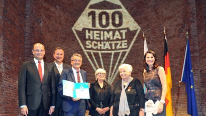 Bild: lpr
Freude bei der Preisübergabe: Heimatminister Albert Füracker, stellvertretender Landrat Markus Müller, Bürgermeister Ludwig Prögler, Konradine Gebhard, Sieglinde Prögler und Kunstministerin Marion Kiechle (von links).
