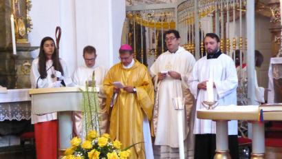 Bild: bba
Den ersten Festgottesdienst feiern Kaplan Daniel Fenk, Bischof Thomas Holub, Dekan Walter Hellauer (Mitte, von links).
