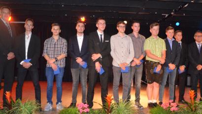 Bild: Kunz
Schulleiter Michael Meier (links) und Realschulkonrektor Hans Eger (rechts) mit Schulbesten. Bild: Kunz