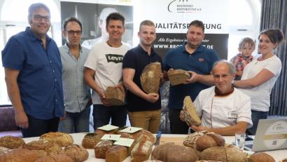Bild: Gerhard Götz
Jede Menge Semmeln und Brote. Und das Gute dabei: Alle schmecken. Darüber freuten sich die Teilnehmer der Brot- und Semmelprüfung (von links): Bäcker-Innungs-Obermeister Christian Glaab, Sebastian Scheitinger, Kurt Scherl, Marcel Morawe, Helmut Kosler, Brotprüfer Manfred Stiefel, Stefanie Rester-Schmid.