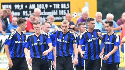 Bild: Alfred Schwarzmeier
Die Spieler der SpVgg SV Weiden freuen sich über den 2:0-Sieg im Derby beim SV Etzenricht. Mann des Tages war Niklas Lang (Zweiter von links), der beide Treffer erzielte.