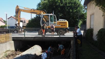 Bild: gz
Mit Bagger und Handarbeit sichern Arbeiter der Gemeinde und der Firma Baumer im Loisbach die Wasserleitung.